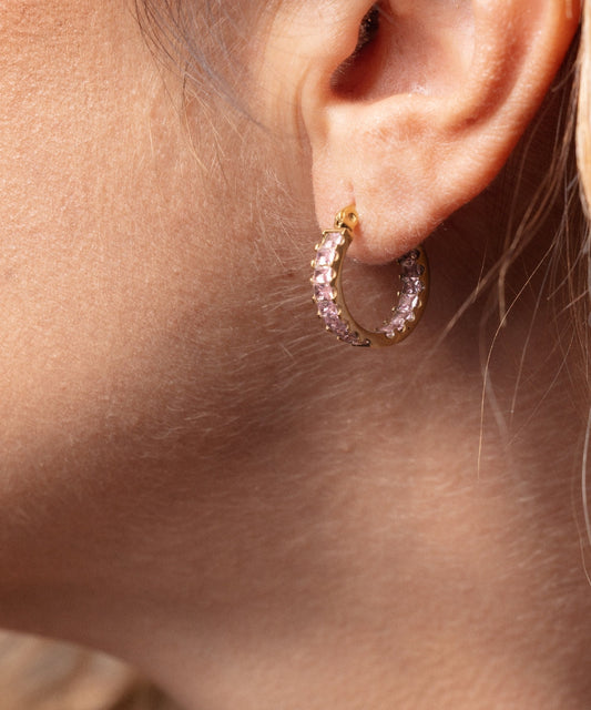 Modella che indossa gli orecchini a cerchio con zirconi luminosi per un look di classe e sofisticato - Suntime Moda