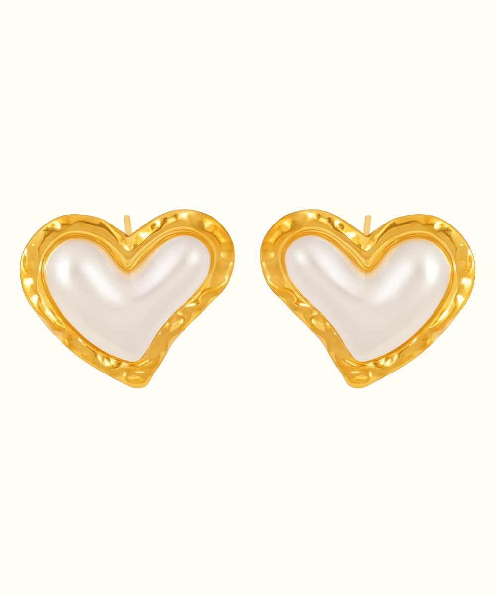 
Orecchini a forma di cuore con inserto in madreperla naturale e finitura dorata su sfondo bianco - Suntime Moda