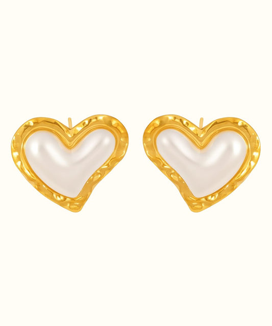 
Orecchini a forma di cuore con inserto in madreperla naturale e finitura dorata su sfondo bianco - Suntime Moda