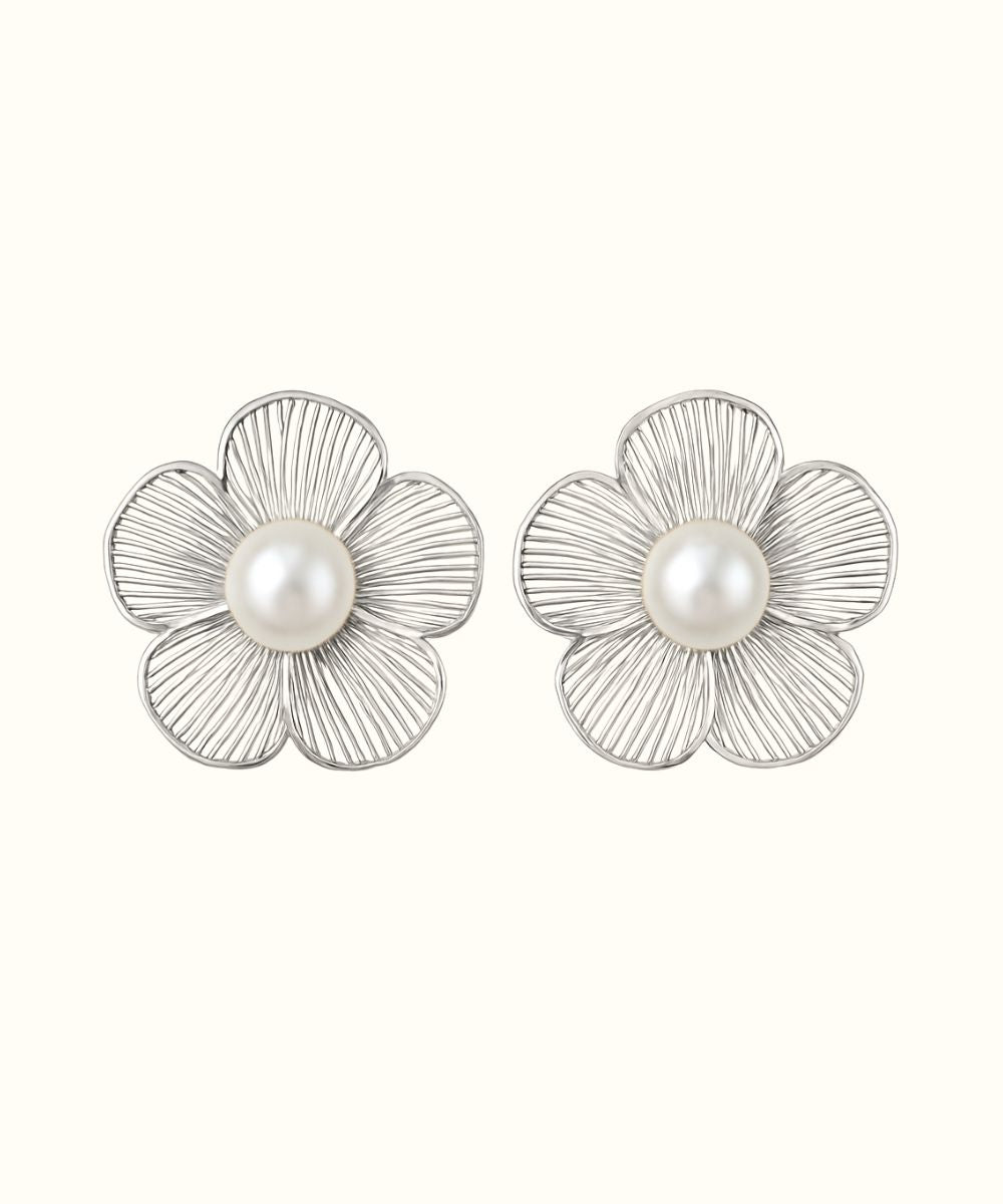 Orecchini a forma di fiore modello Flower realizzati con cura per un look raffinato e femminile - Suntime Moda