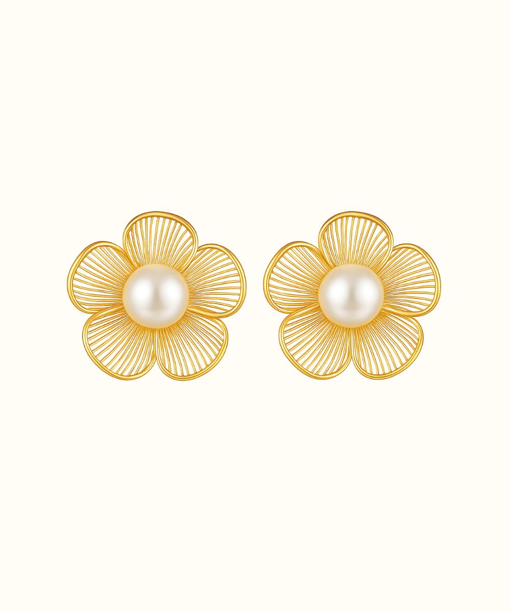 Dettaglio degli orecchini Flower che aggiungono un tocco di eleganza floreale all'outfit - Suntime Moda