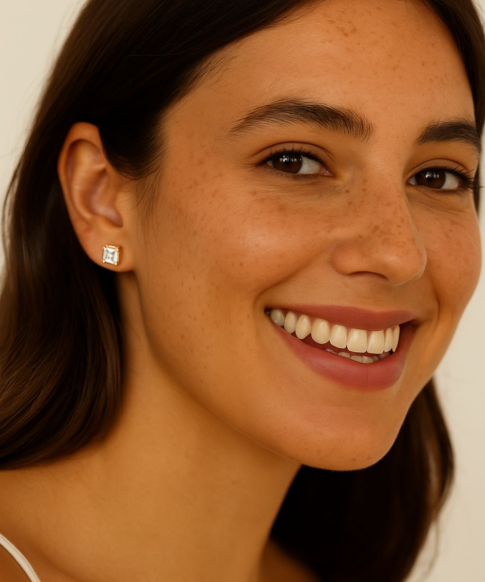 Modella che indossa Orecchini Gemma di Suntime Moda, punto luce quadrati eleganti - Suntime Moda