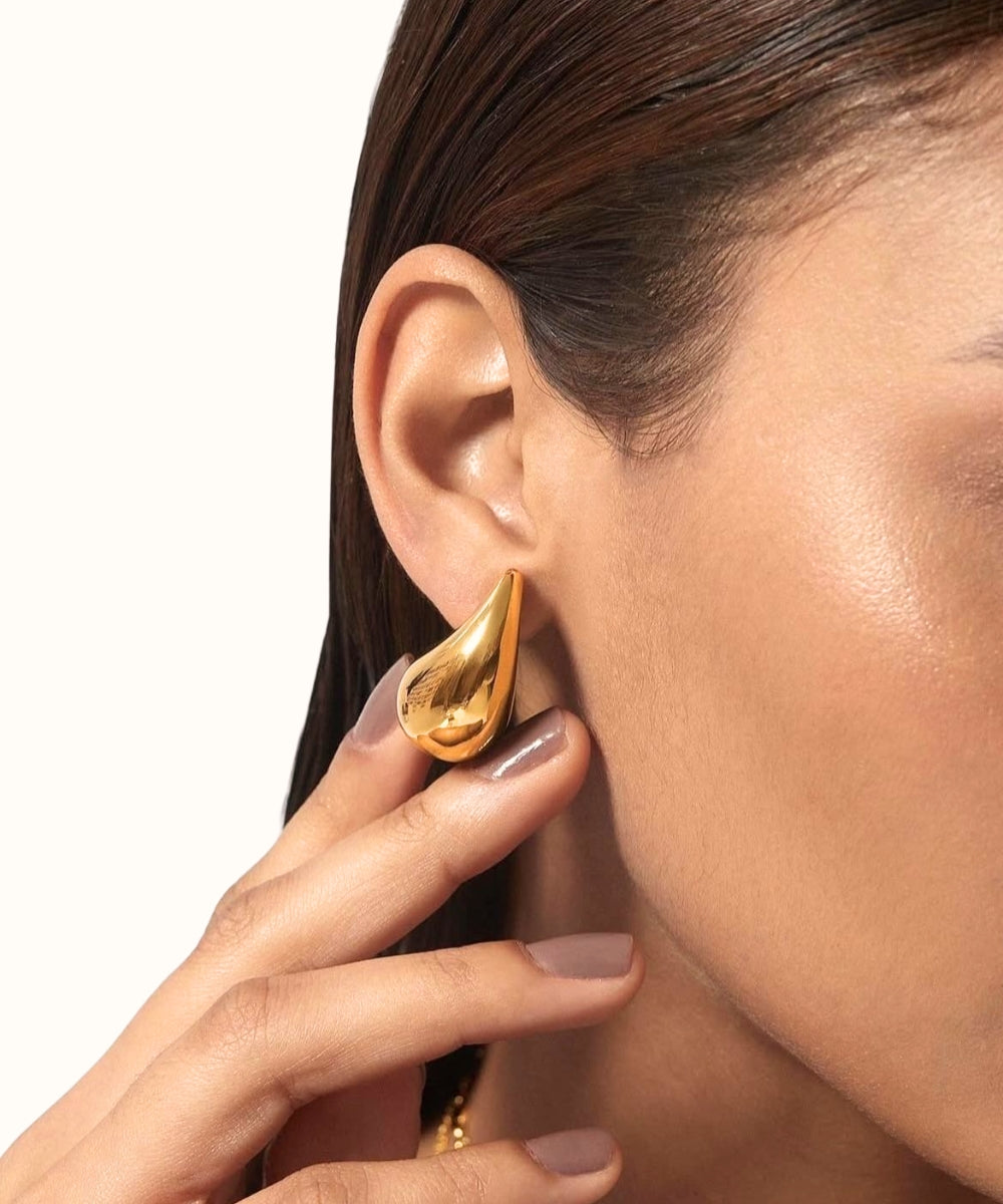 Modella che indossa gli orecchini Goccia in oro abbinati a un outfit elegante e femminile - Suntime Moda