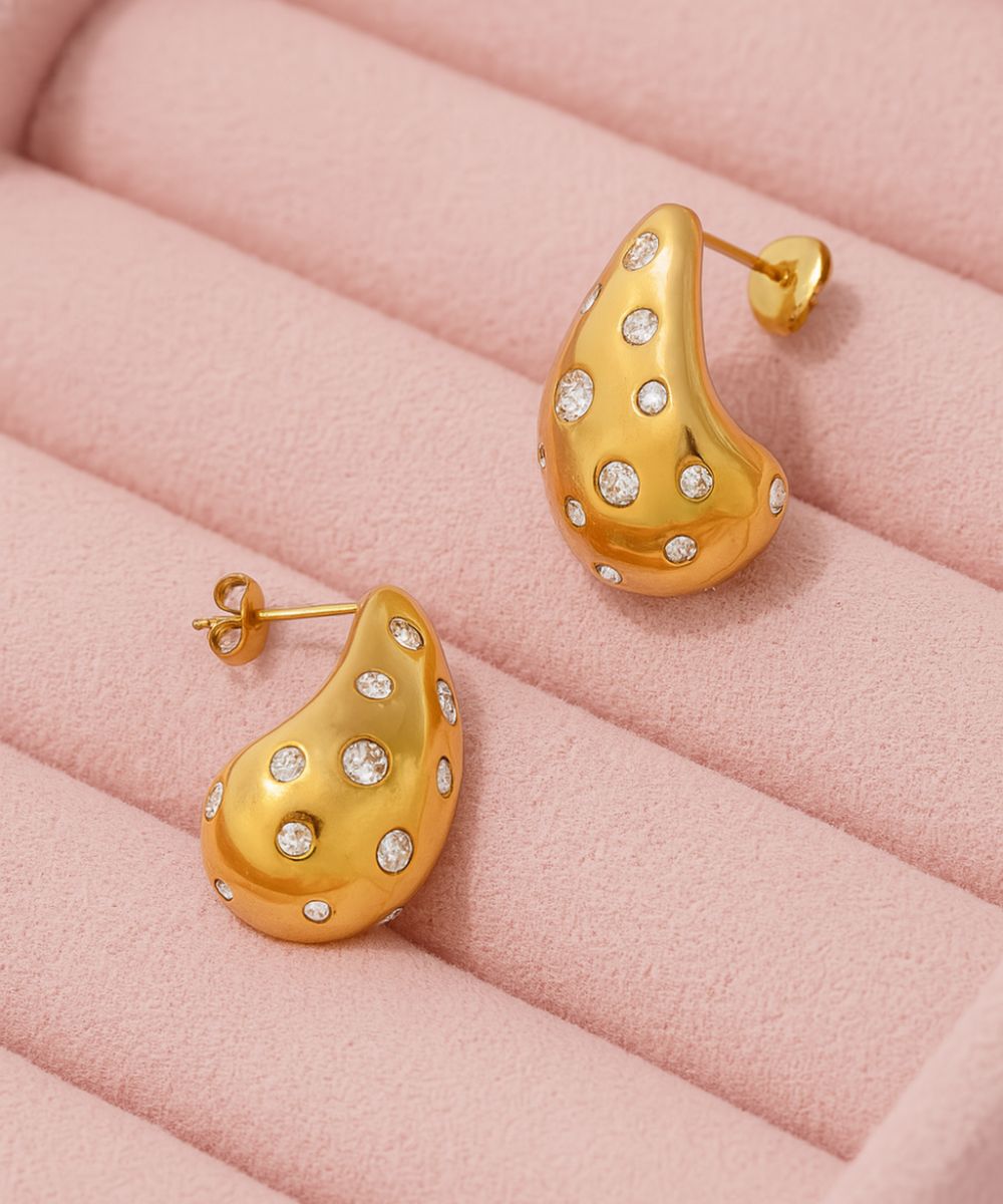 Vista ravvicinata degli orecchini Goccia Lux che mostra la luminosità delle pietre e il design raffinato - Suntime Moda