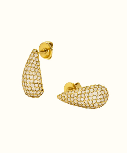 Dettaglio della lavorazione a pavé degli orecchini Luxury a goccia che riflette la luce ad ogni movimento - Suntime Moda