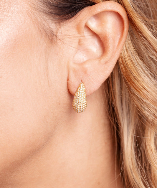 Modella che indossa gli orecchini Luxury a goccia abbinati a un look sofisticato per una serata speciale - Suntime Moda