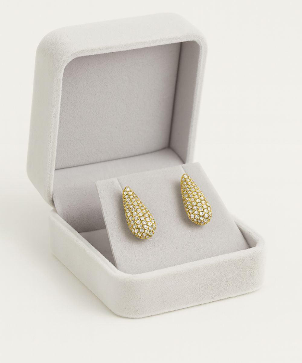 Orecchini a forma di goccia modello Luxury interamente tempestati di pietre luccicanti su sfondo bianco - Suntime Moda