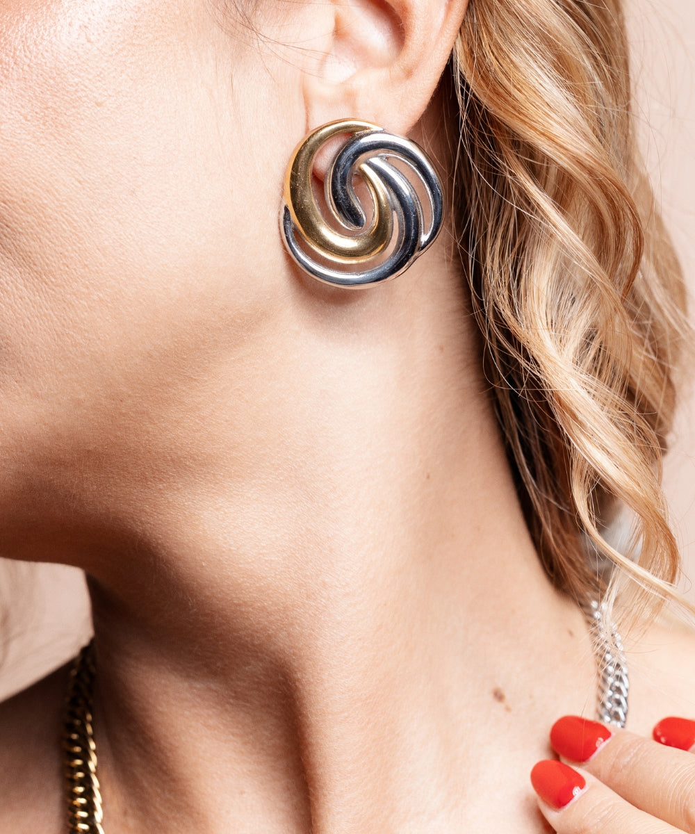 Dettaglio donna che indossa gli orecchini Bicolor Spiral a lobo, look elegante e luminoso - Suntime Moda