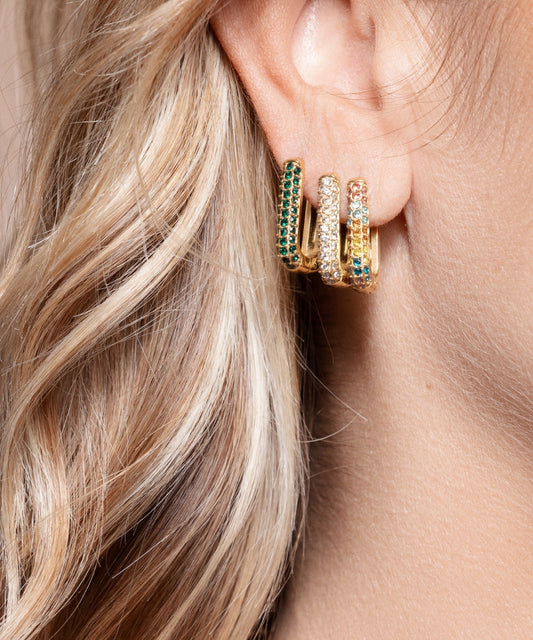 Orecchini moderni placcati oro con doppia fila di zirconi verde smeraldo taglio rotondo e design geometrico - Suntime Moda