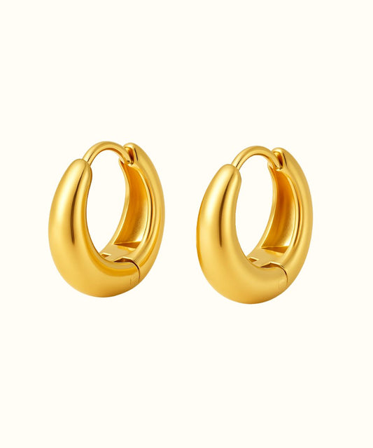 Coppia di orecchini modello Oval dalla forma classica e pulita in finitura oro su sfondo bianco - Suntime Moda