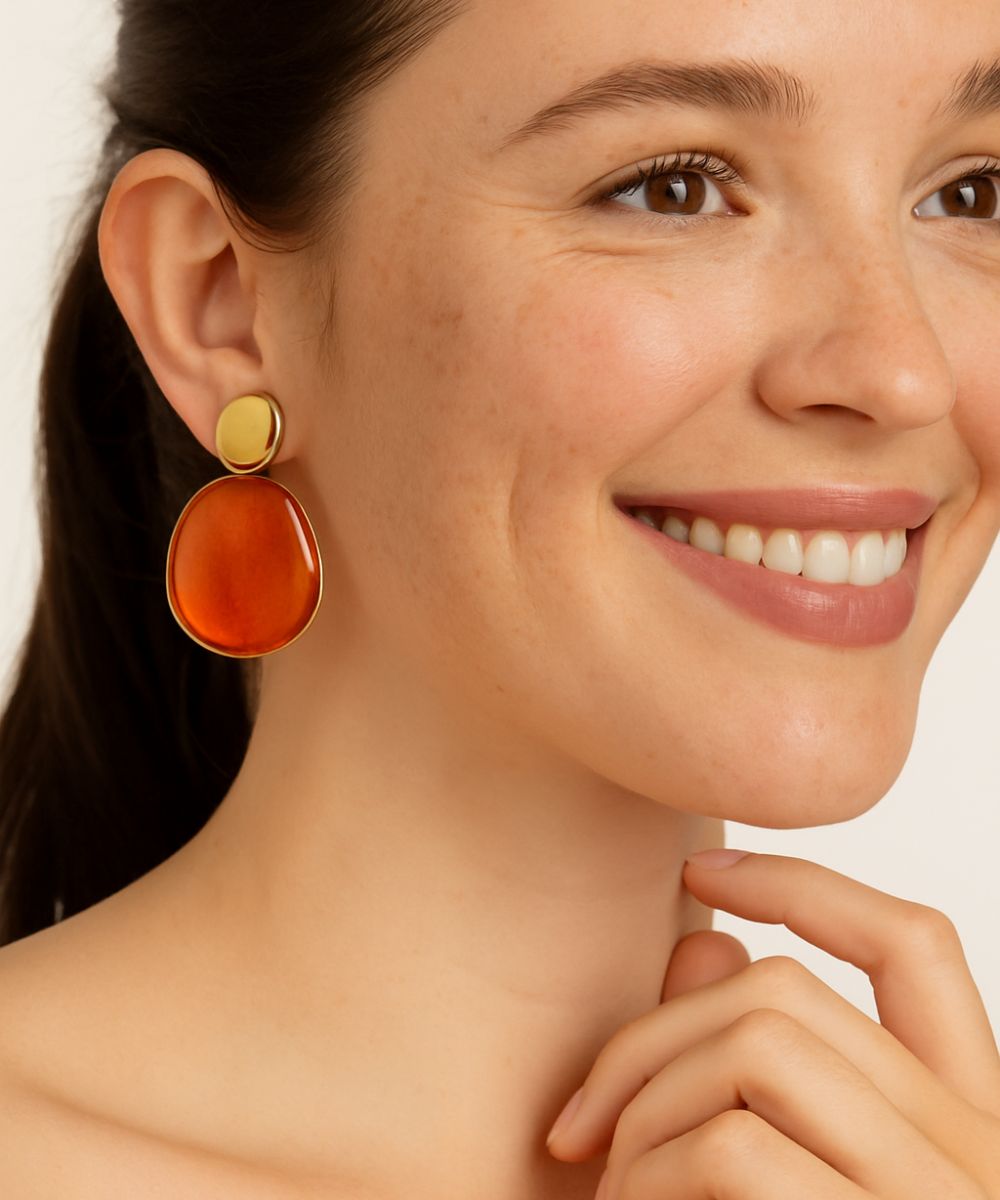 Modella sorridente che indossa gli orecchini pendenti Brigitte con pietra ambrata, look luminoso ed elegante - Suntime Moda