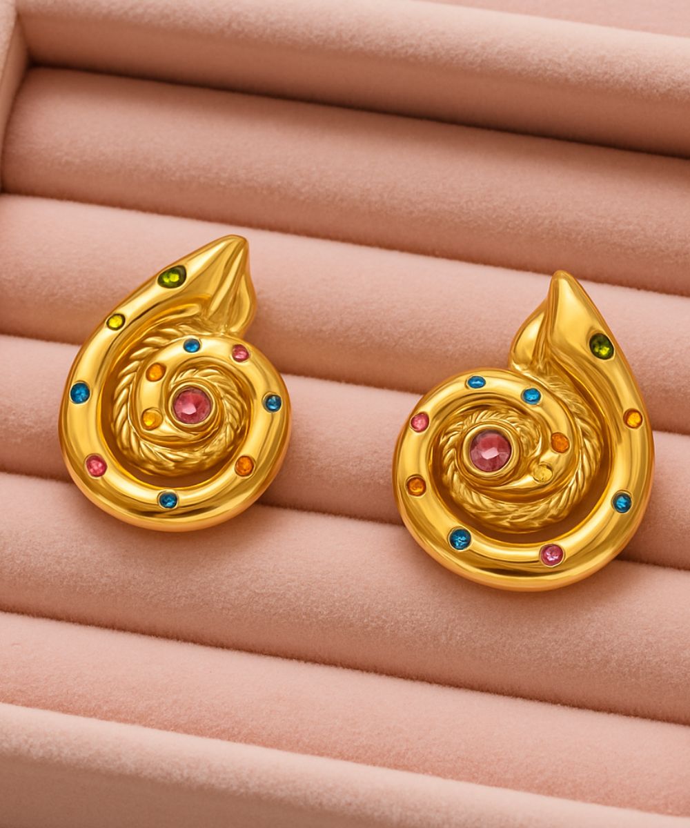 Dettaglio laterale degli orecchini Shelly che mostra la lavorazione ispirata al mare e la lucentezza delle pietre - Suntime Moda