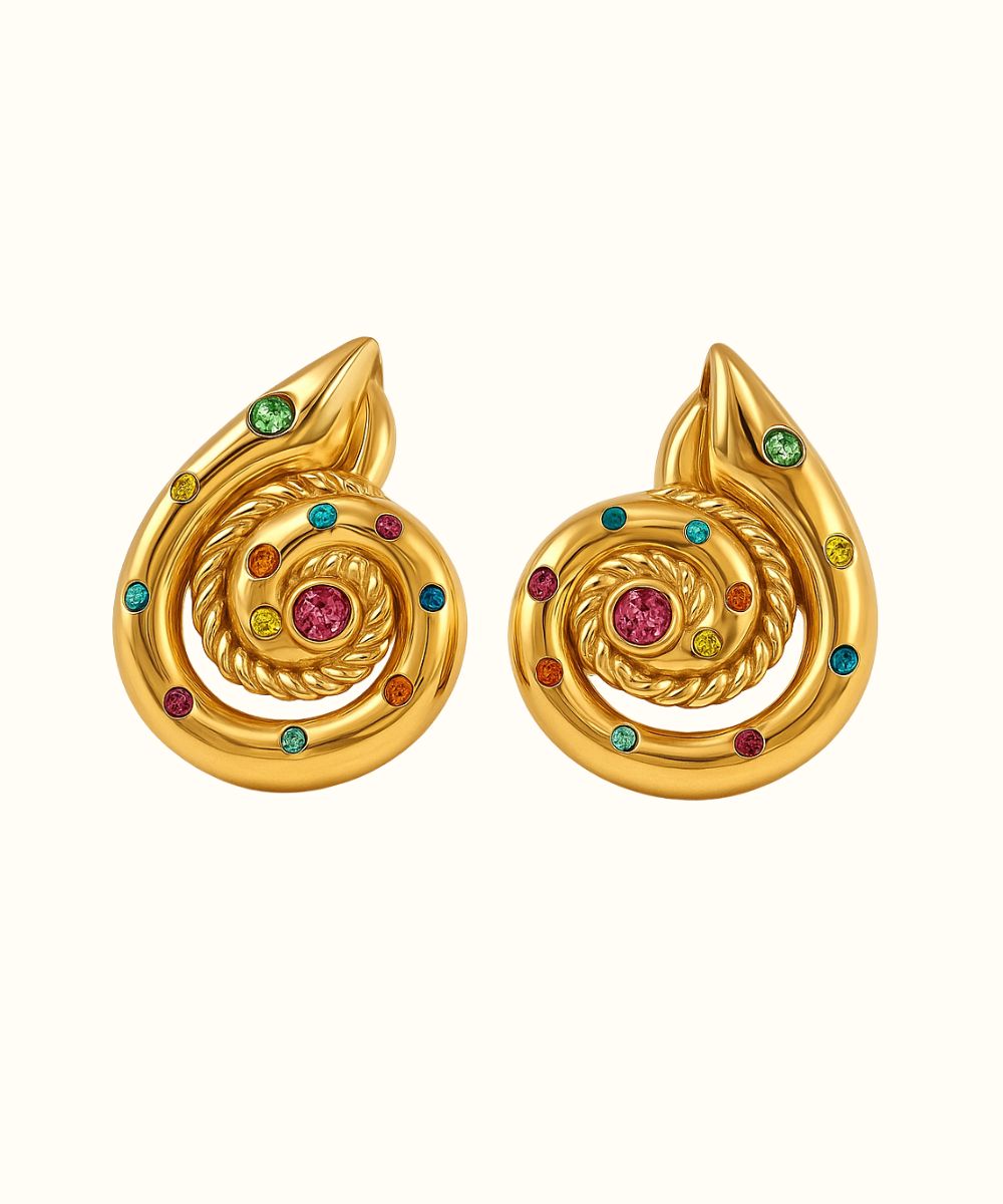 
Orecchini a forma di conchiglia modello Shelly in finitura oro con brillanti incastonati su sfondo bianco - Suntime Moda