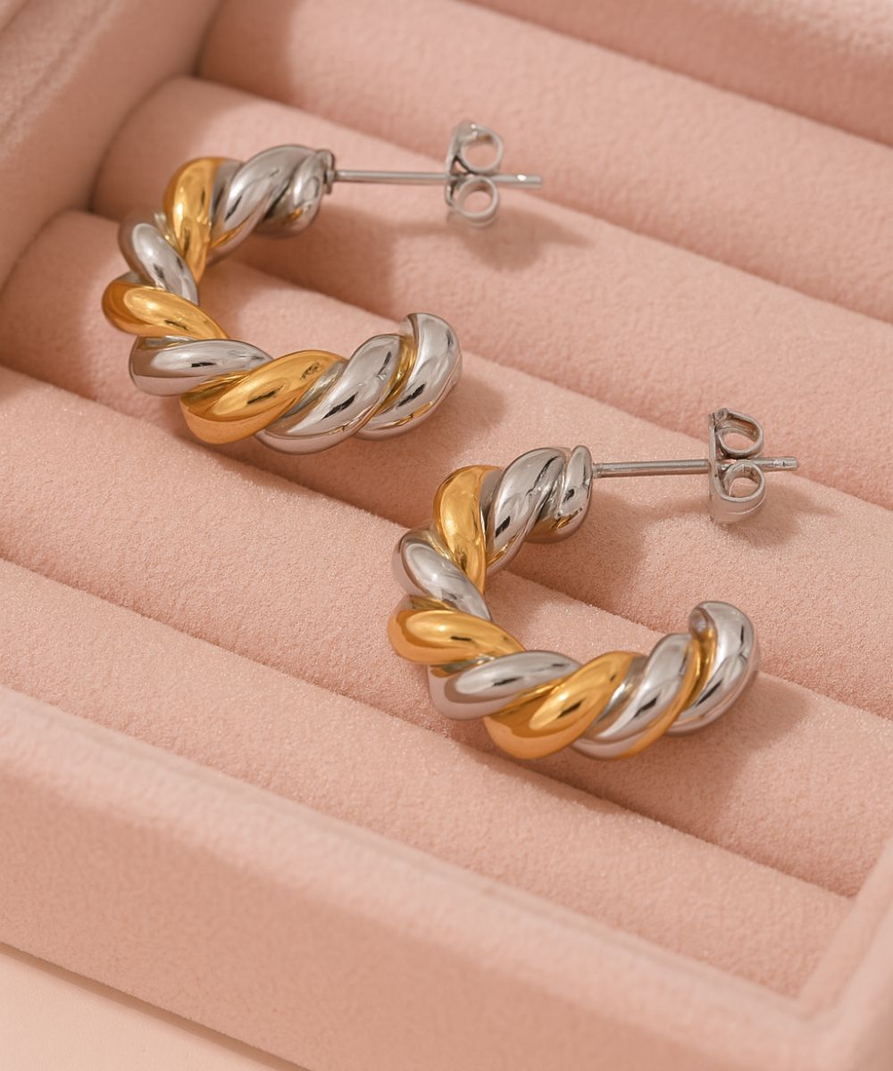 Orecchini a cerchio modello Torchon con design intrecciato bicolore oro e argento su sfondo bianco - Suntime Moda