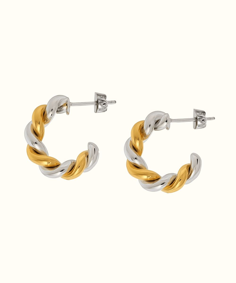 Dettaglio laterale degli orecchini Torchon bicolore che mostra la lavorazione intrecciata lucida - Suntime Moda