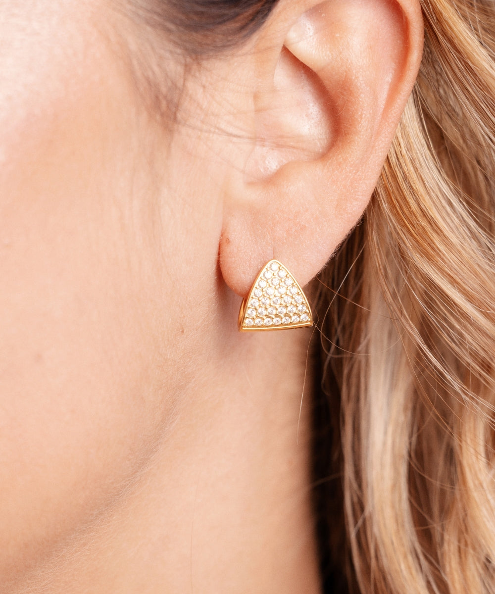 
Modella che indossa gli orecchini Triangle geometrici per un look contemporaneo ed elegante - Suntime Moda