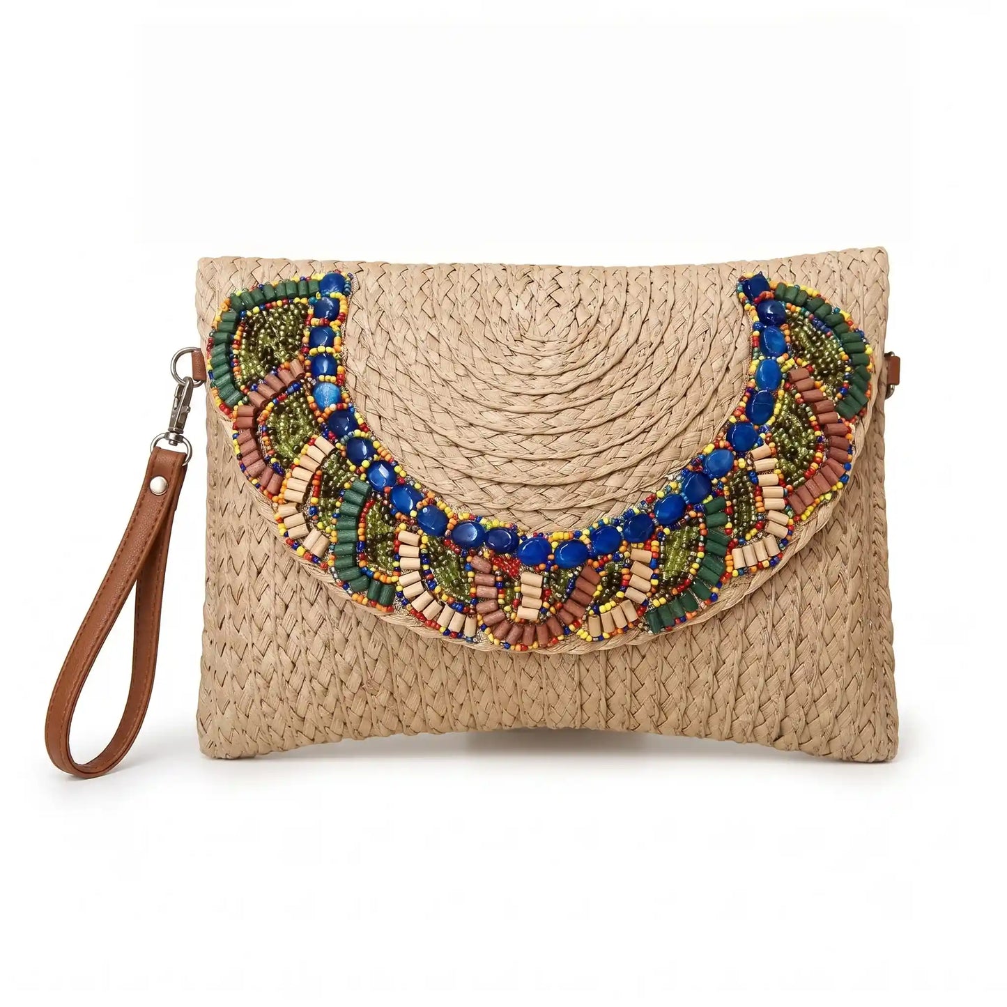 Pochette estiva in paglia intrecciata marrone chiaro con ricamo etnico di perline, vista frontale isolata su sfondo bianco - SUNTIMEMODA