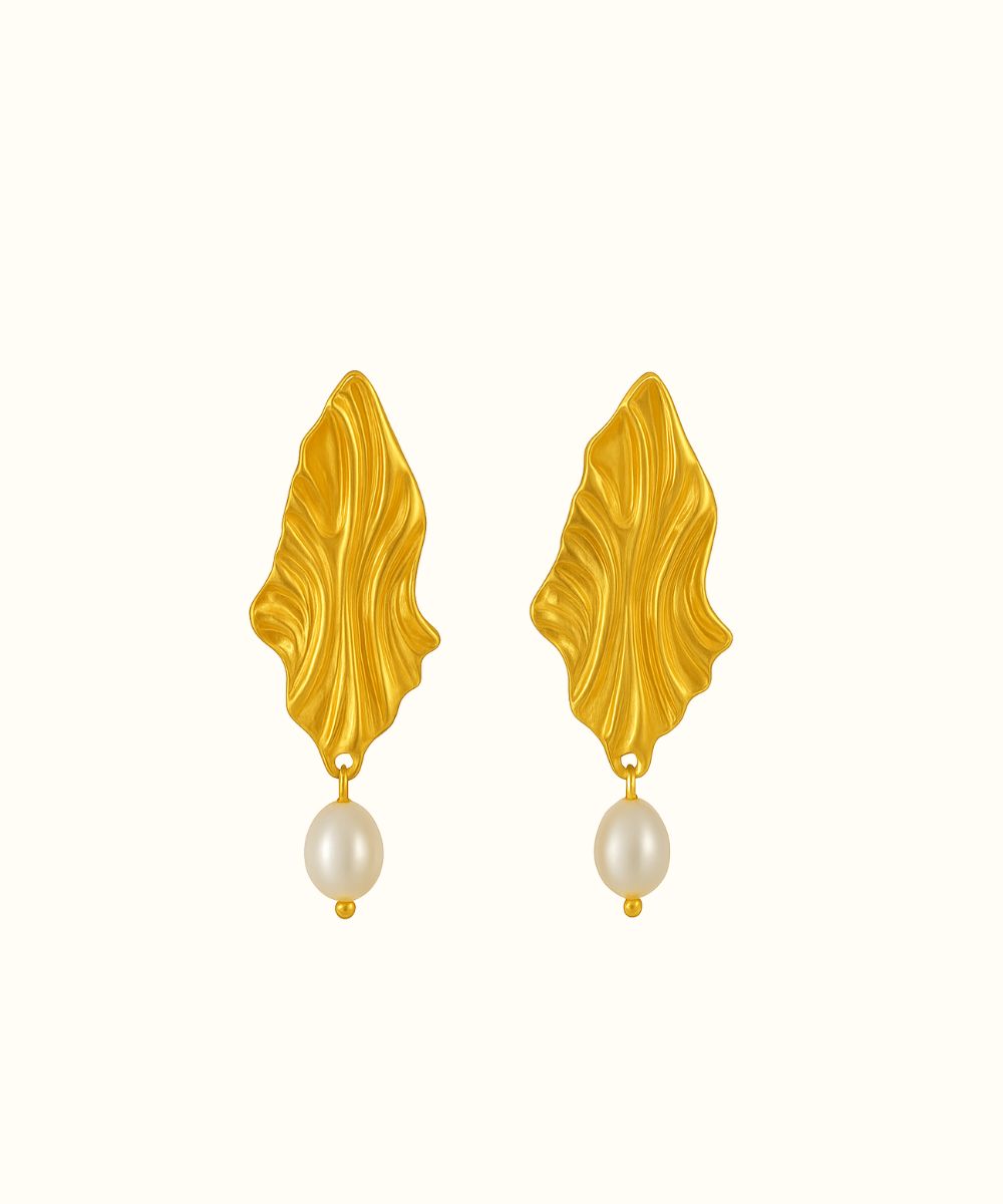 Orecchini pendenti modello Inside con design a foglia martellata color oro e perla d'acqua dolce naturale - Suntime Moda