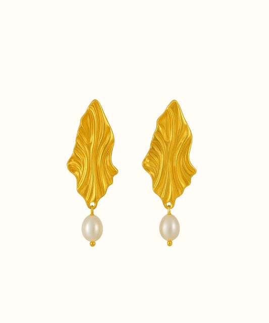 Orecchini pendenti modello Inside con design a foglia martellata color oro e perla d'acqua dolce naturale - Suntime Moda