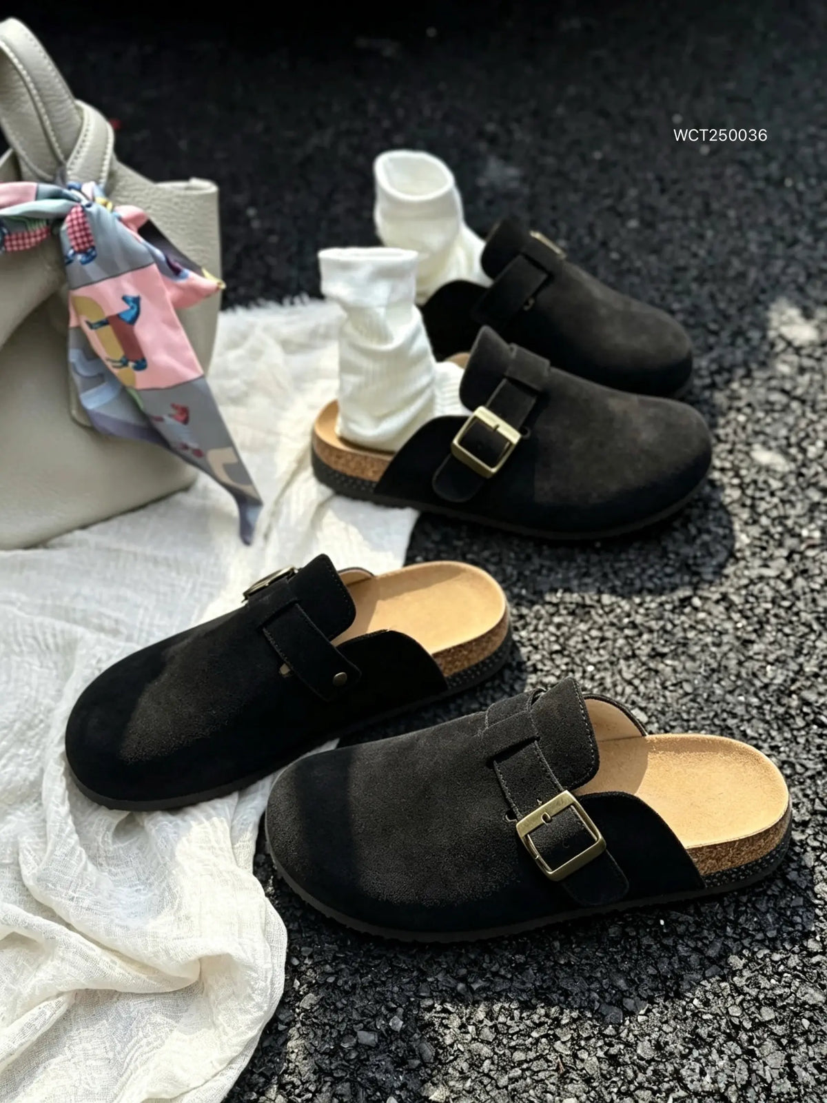 Un paio di sabot da donna JOMIX neri effetto camoscio indossati con calzini bianchi in un look casual da strada - SUNTIMEMODA