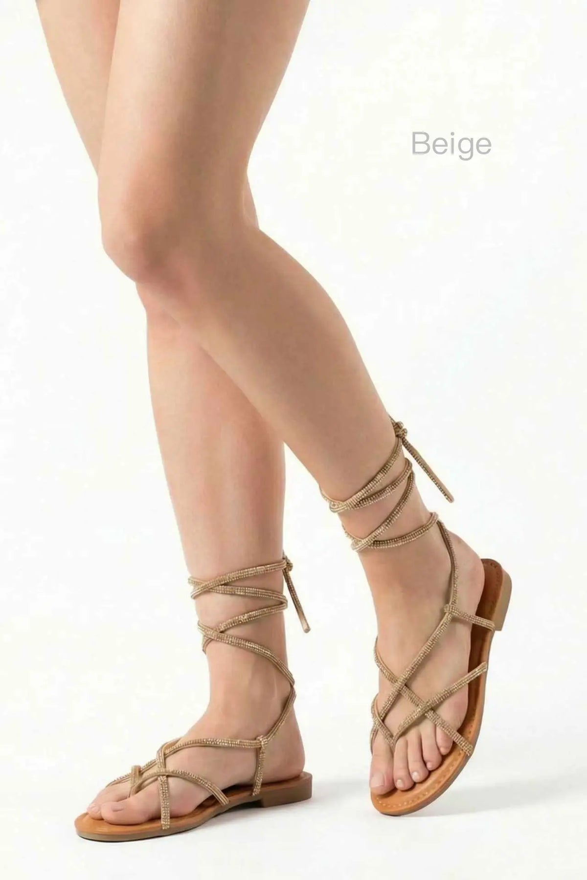 Donna che indossa sandali bassi stringati con strass di colore beige, vista in piedi - SUNTIMEMODA
