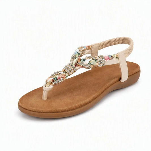 Sandalo infradito beige con intreccio in tessuto floreale, dettagli in strass e cinturino elastico su sfondo bianco - SUNTIMEMODA