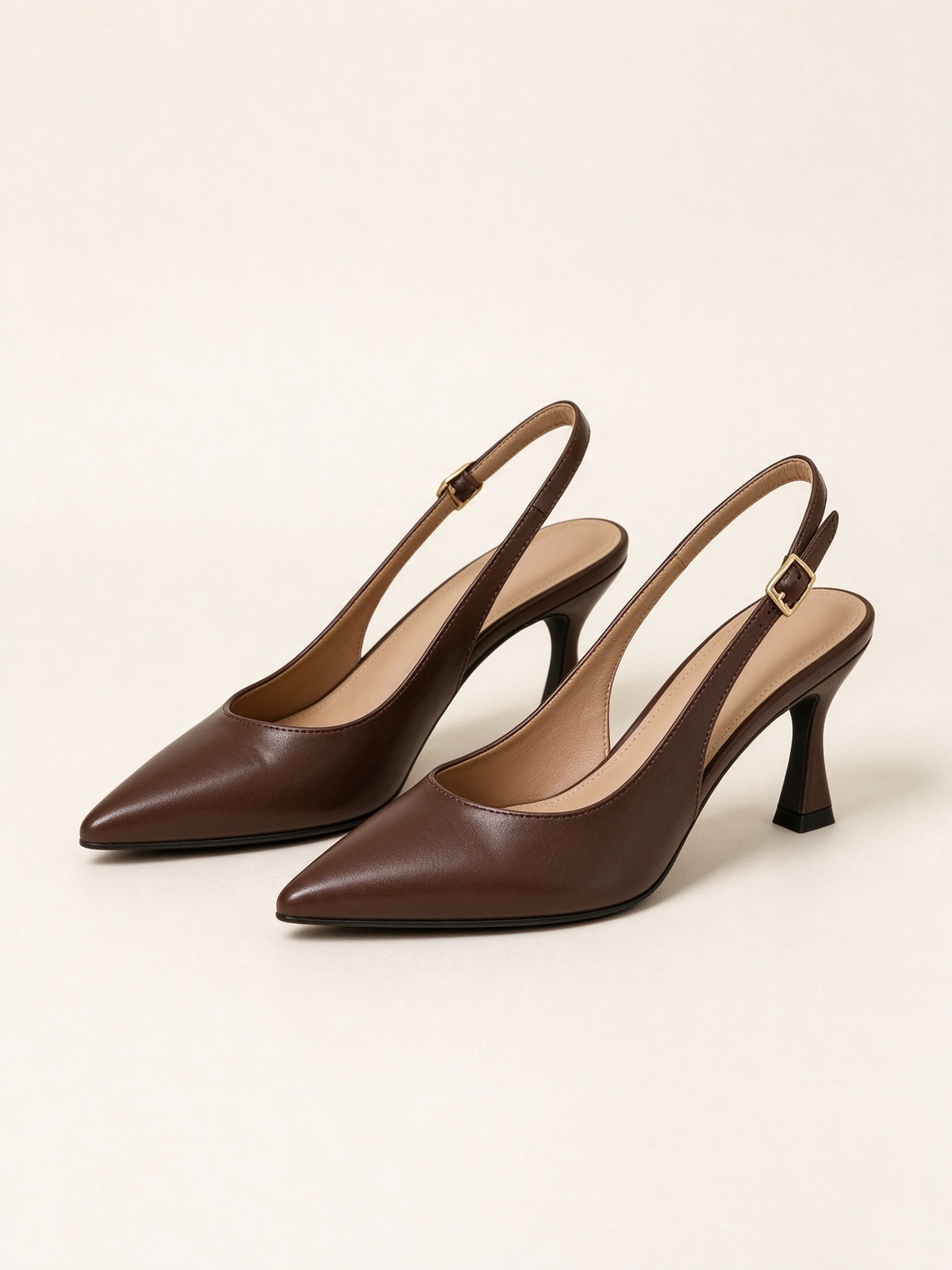 Scarpe décolleté slingback marroni da donna in ecopelle con punta e tacco kitten su sfondo bianco - SUNTIMEMODA