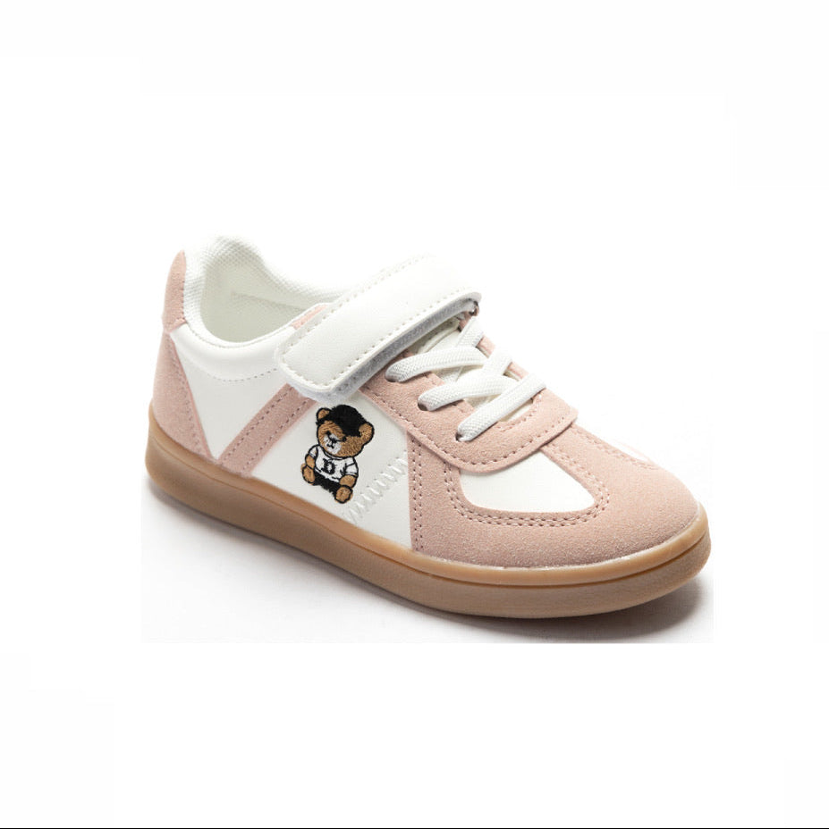Sneakers casual per bambina in ecopelle bianca e rosa con chiusura a strappo e un simpatico orsetto ricamato sul lato, isolate su sfondo bianco - SUNTIMEMODA