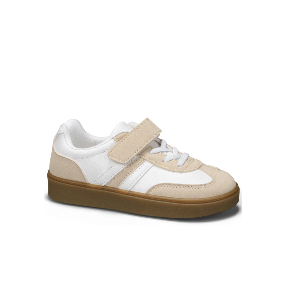Sneakers casual retrò per bambini in ecopelle bianca con inserti beige, chiusura a strappo e suola in gomma color cuoio, isolate su sfondo bianco - SUNTIMEMODA