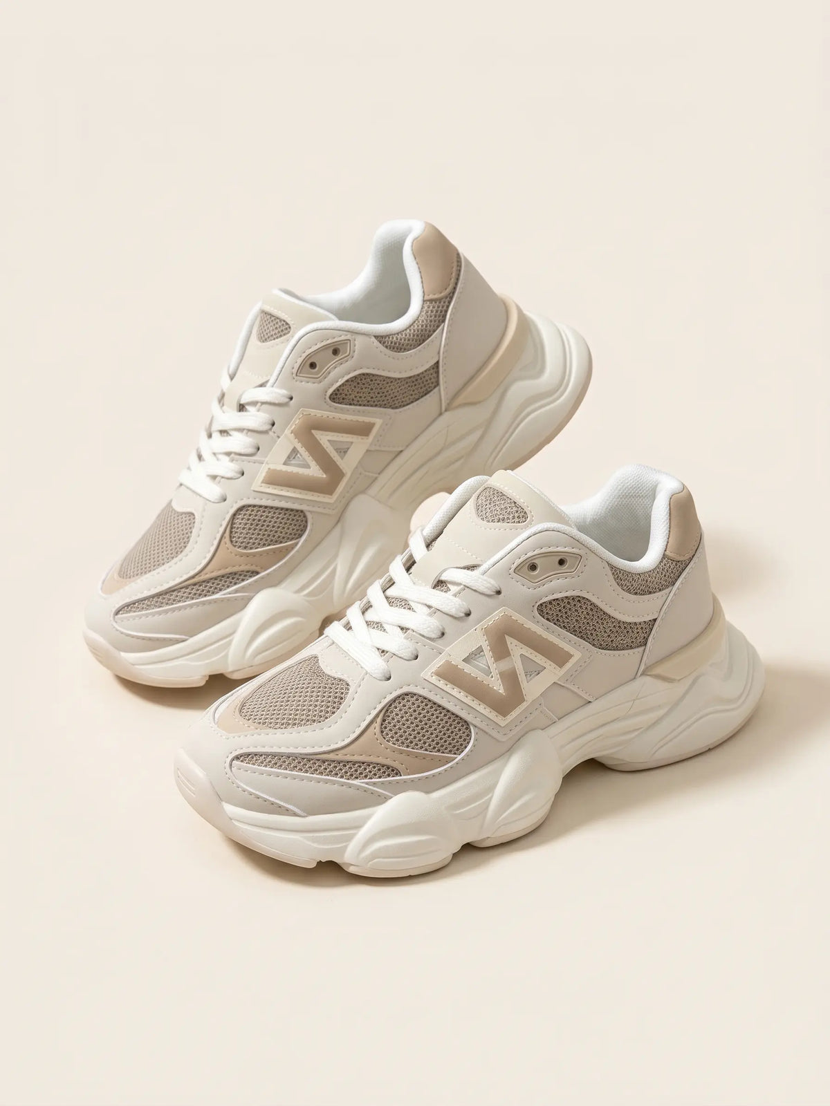 Un paio di scarpe da ginnastica chunky da donna in colore beige e crema con tomaia in rete traspirante - SUNTIMEMODA