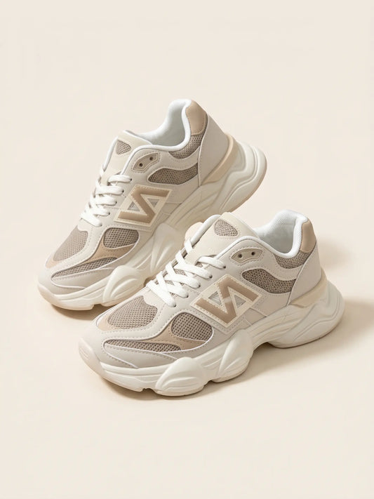Un paio di scarpe da ginnastica chunky da donna in colore beige e crema con tomaia in rete traspirante - SUNTIMEMODA