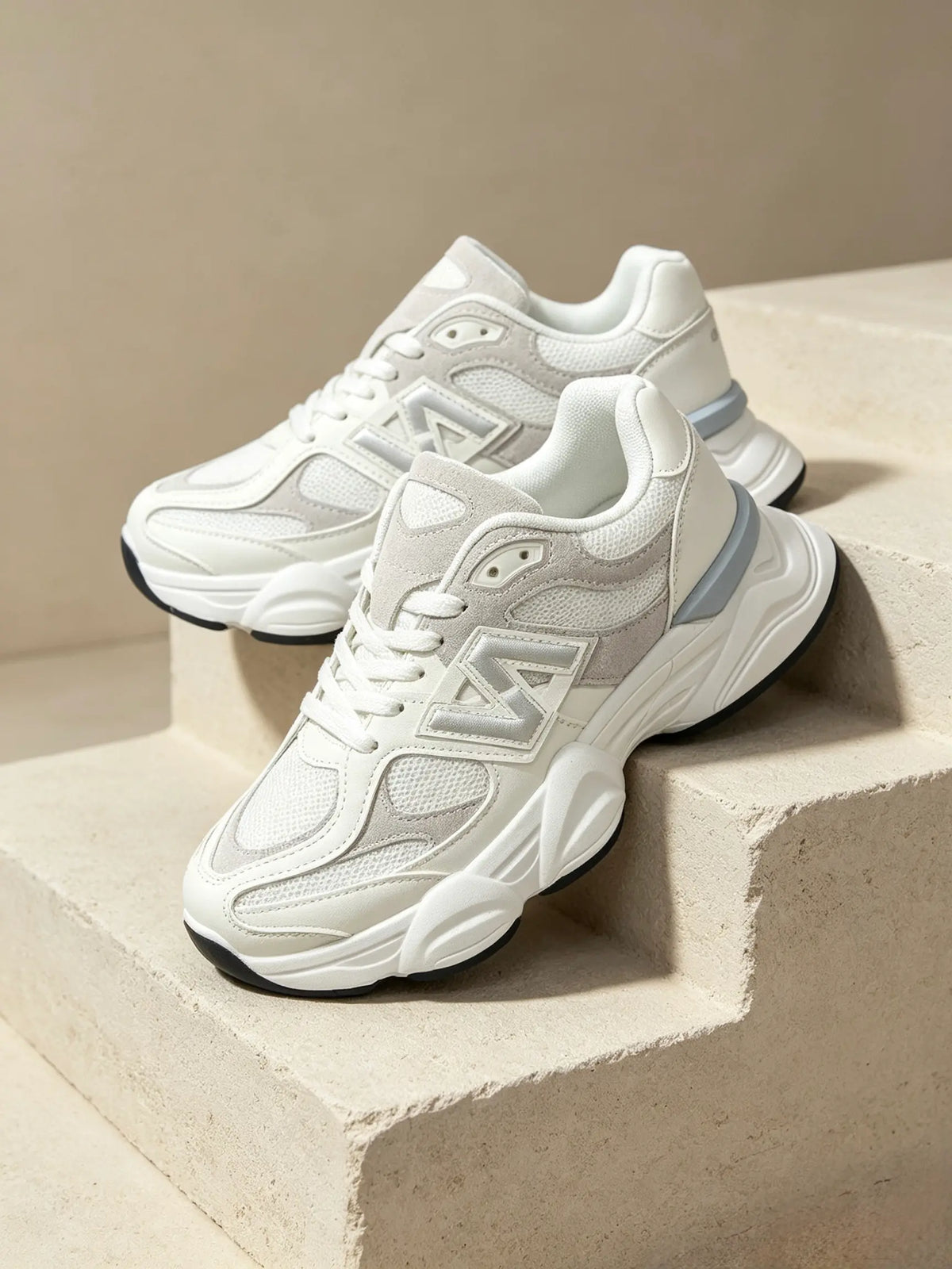 Scarpe da ginnastica stile retrò da donna in colore bianco e grigio chiaro posate su gradini di pietra - SUNTIMEMODA
