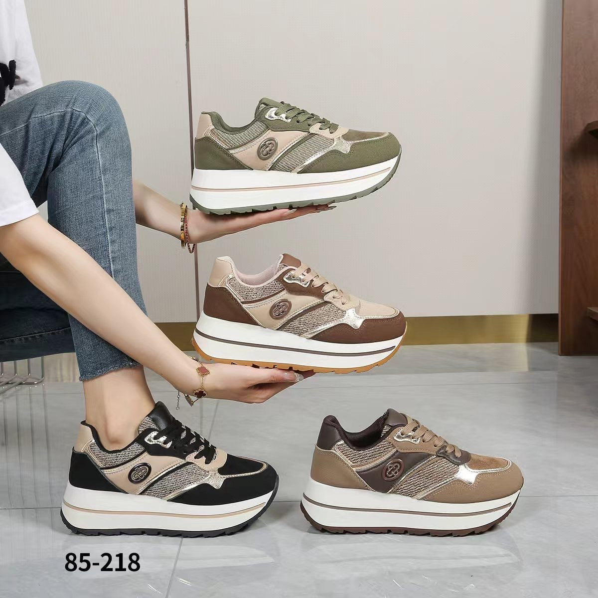 Esposizione delle sneakers chunky multimateriale da donna, articolo 85-218, nei colori verde oliva, marrone cioccolato e nero, mostrate da una modella - SUNTIMEMODA