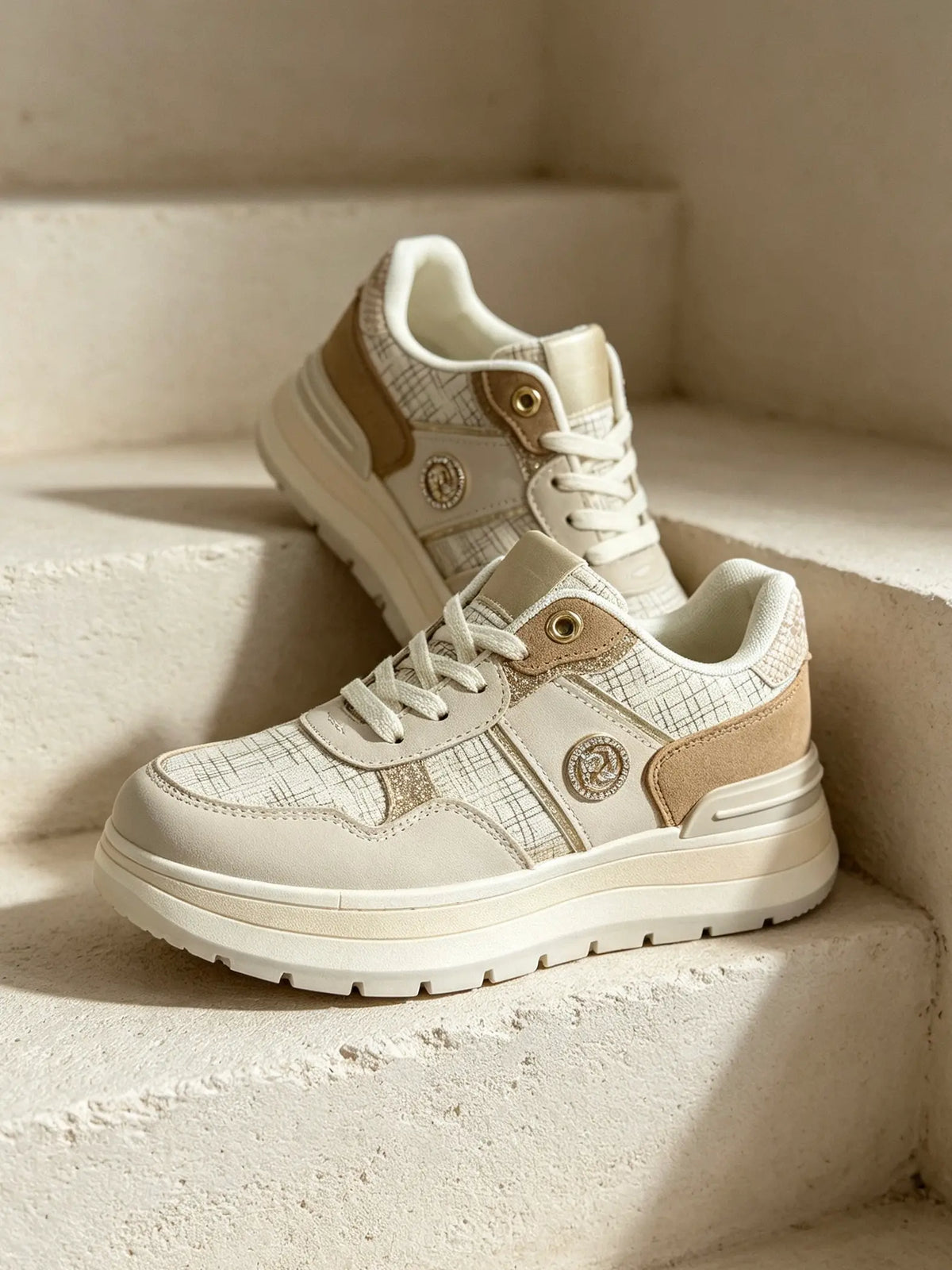 Sneakers chunky da donna JOMIX in tonalità bianco panna e beige, con tomaia multimateriale e suola spessa, esposte su una scalinata - SUNTIMEMODA