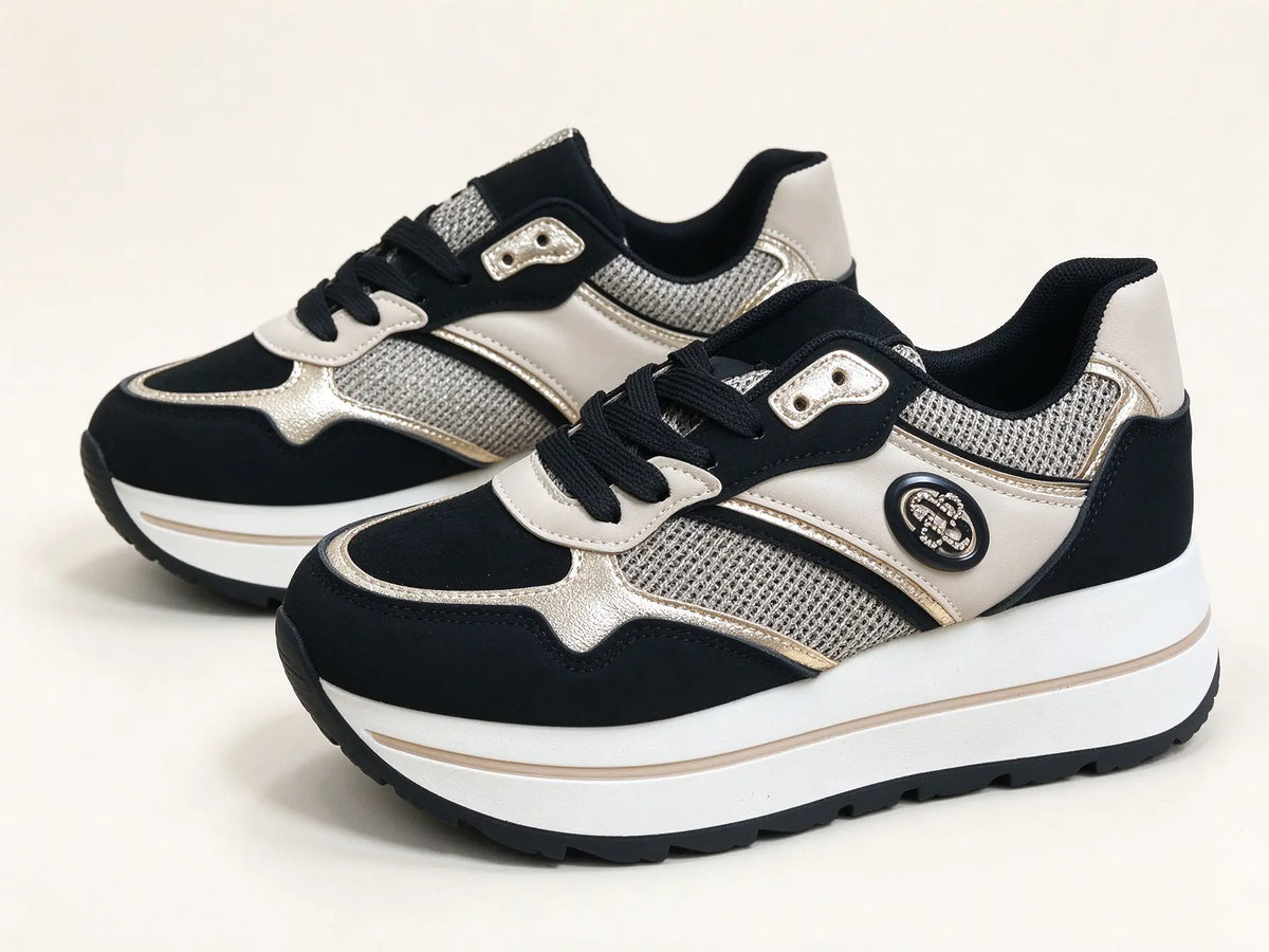 Sneakers chunky da donna nere con inserti beige e metallizzati, suola platform bianca e logo laterale decorativo, isolate su sfondo chiaro - SUNTIMEMODA