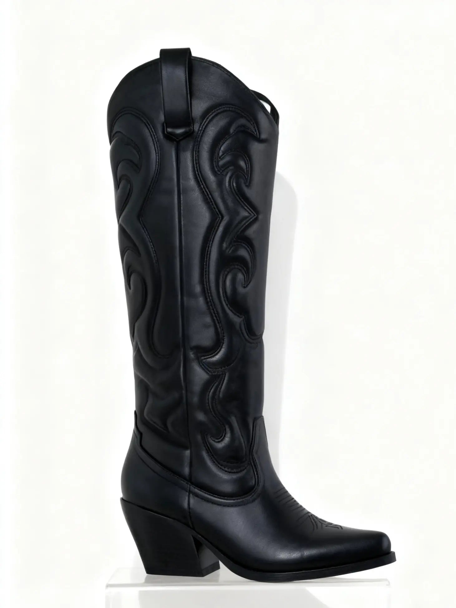 Stivale texano alto nero da donna con ricami decorativi western, tacco cubano e punta sfilata, vista laterale isolata su sfondo bianco - SUNTIMEMODA