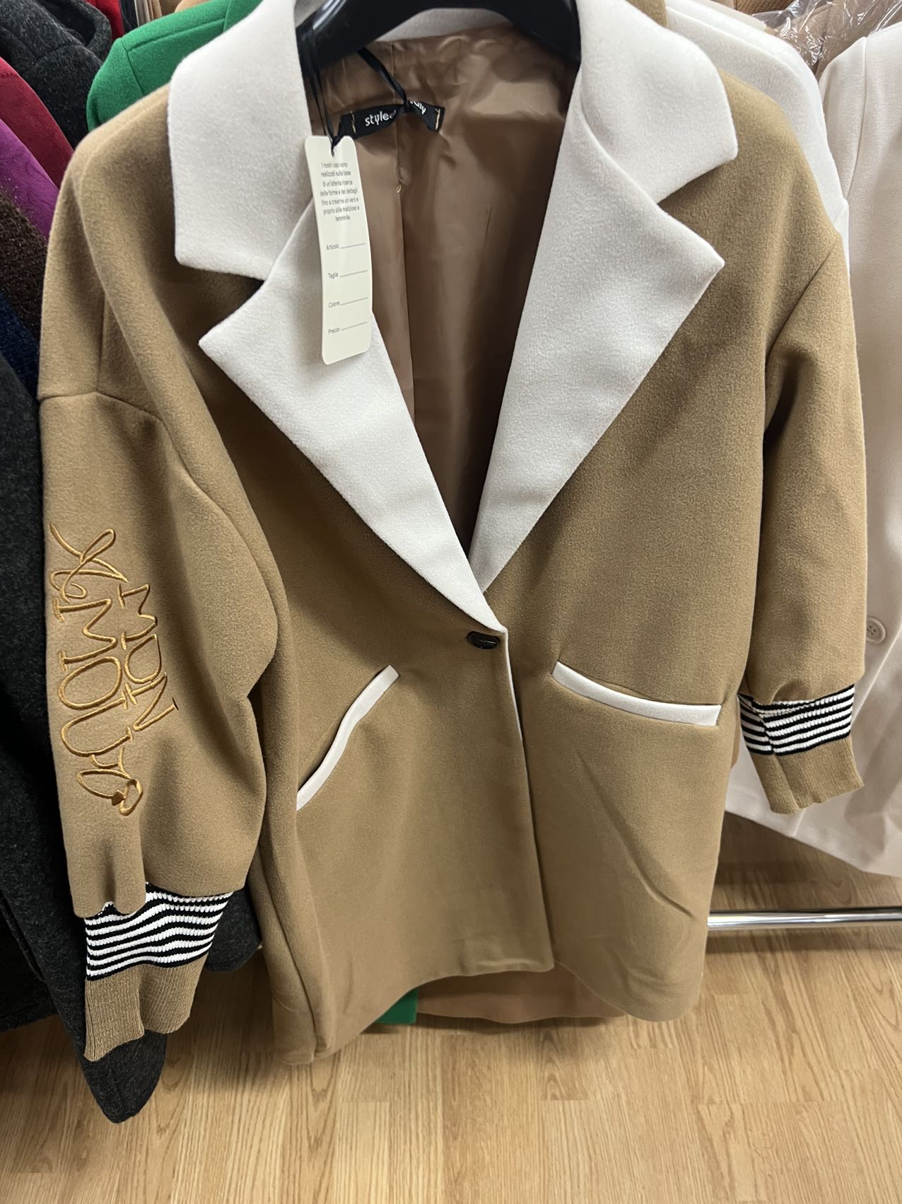 Cappotto donna beige elegante con rever bianco e polsini a righe stile college vista frontale - SUNTIMEMODA