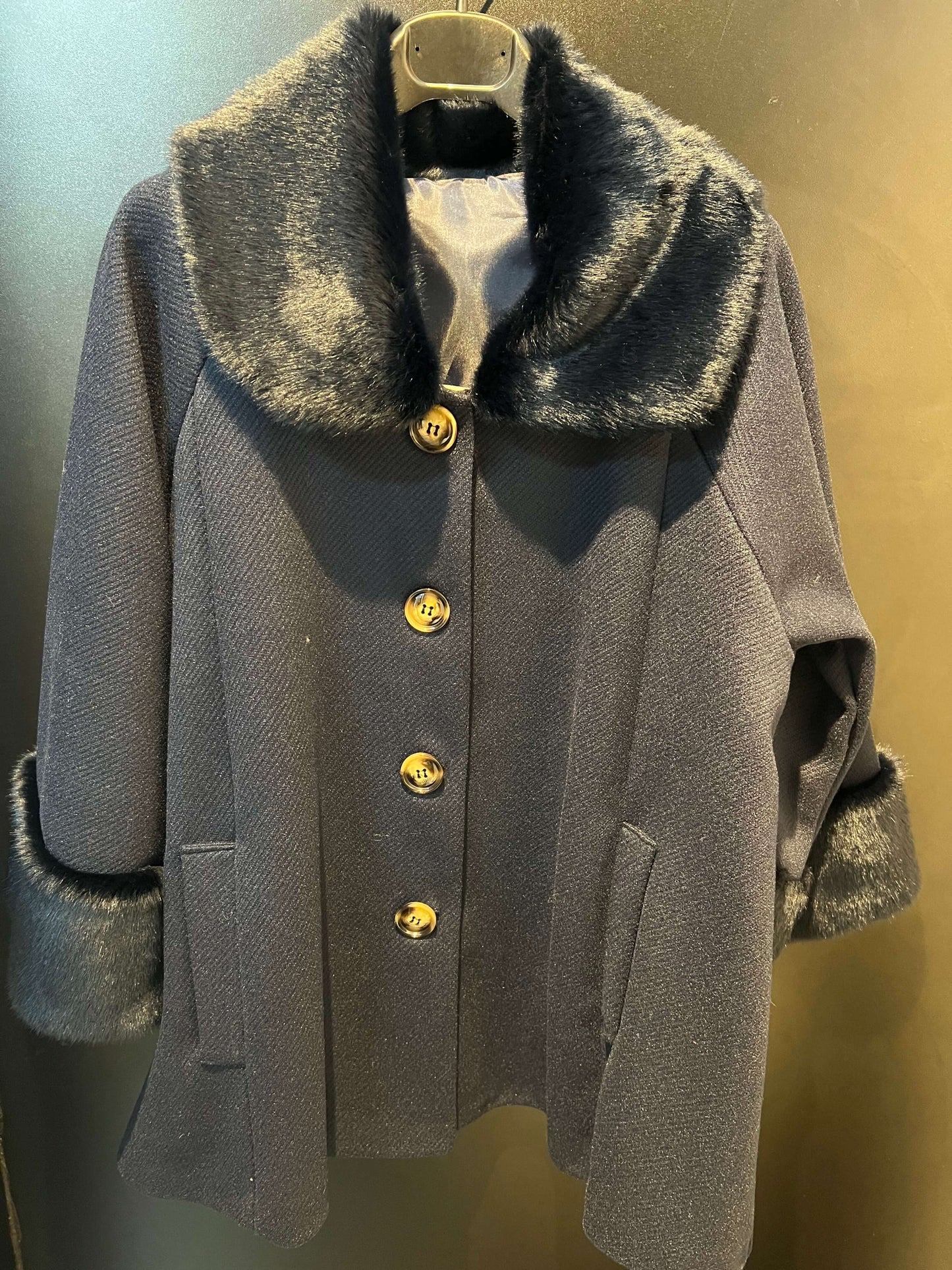 Cappotto donna elegante color cammello con collo e polsini in pelliccia ecologica BLU SCURO - SUNTIMEMODA