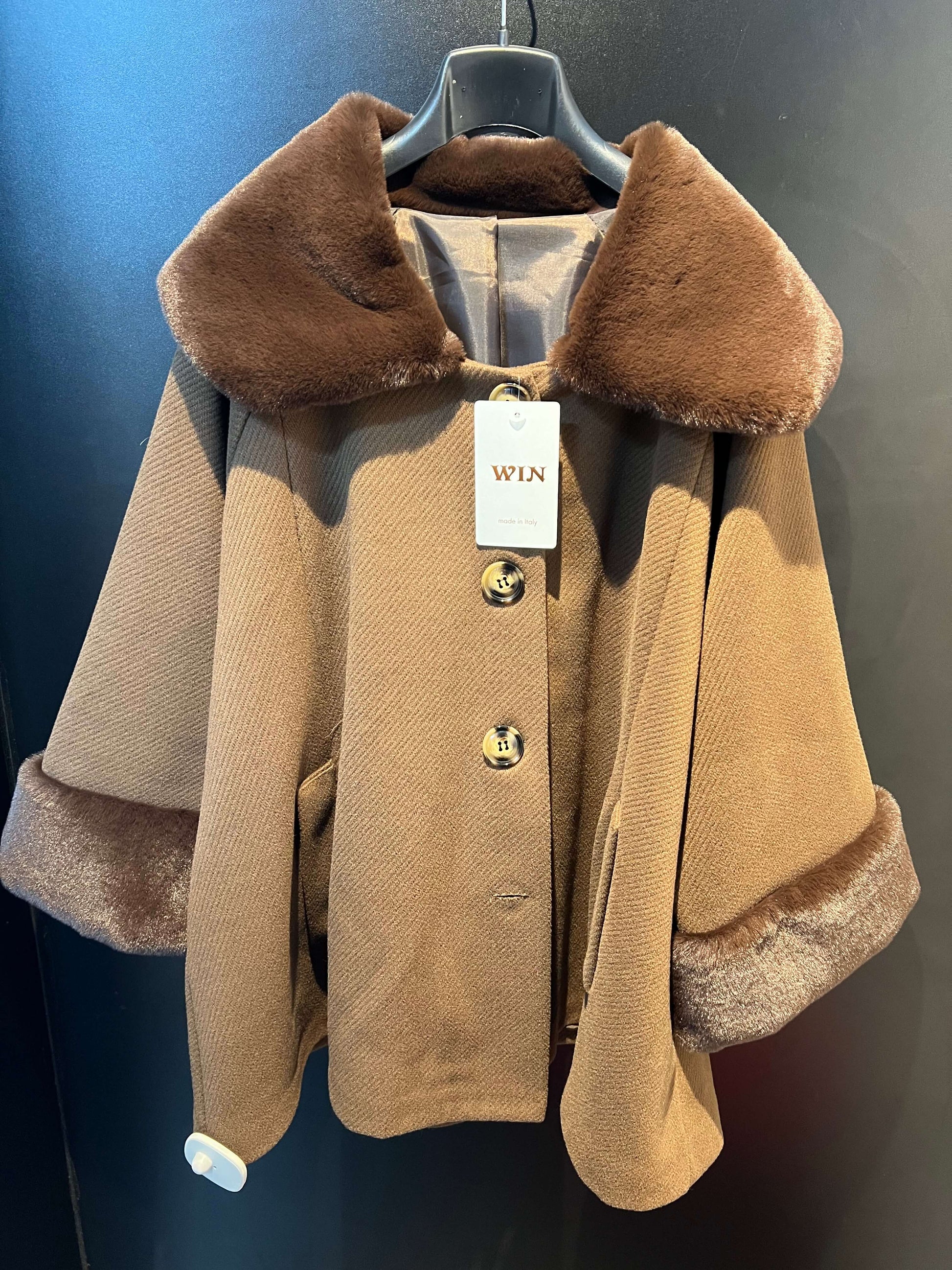 Cappotto donna elegante color cammello con collo e polsini in pelliccia ecologica Marrone - SUNTIMEMODA