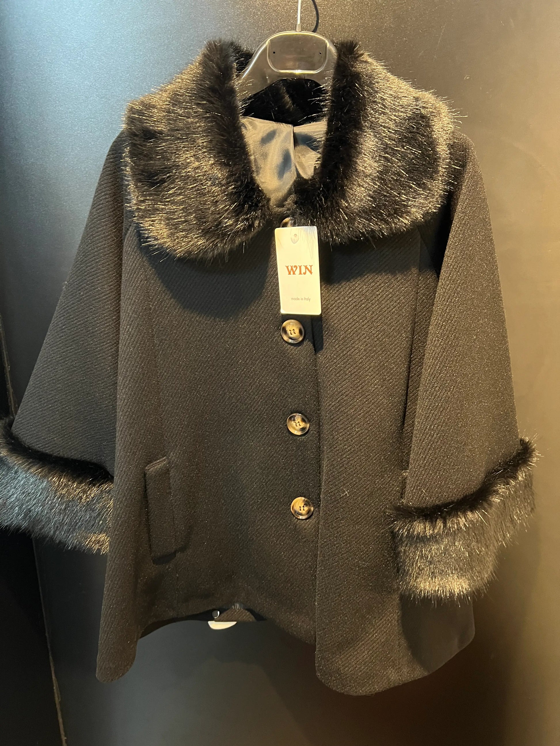 Cappotto donna elegante color cammello con collo e polsini in pelliccia ecologica Nero - SUNTIMEMODA