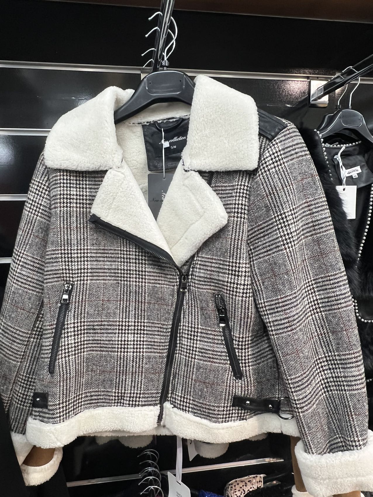  Giacca biker donna a quadri grigia con colletto in ecopelliccia bianca e zip frontale - SUNTIMEMODA